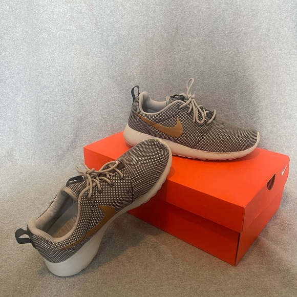 Nike Roshe - Picture 3 of 3